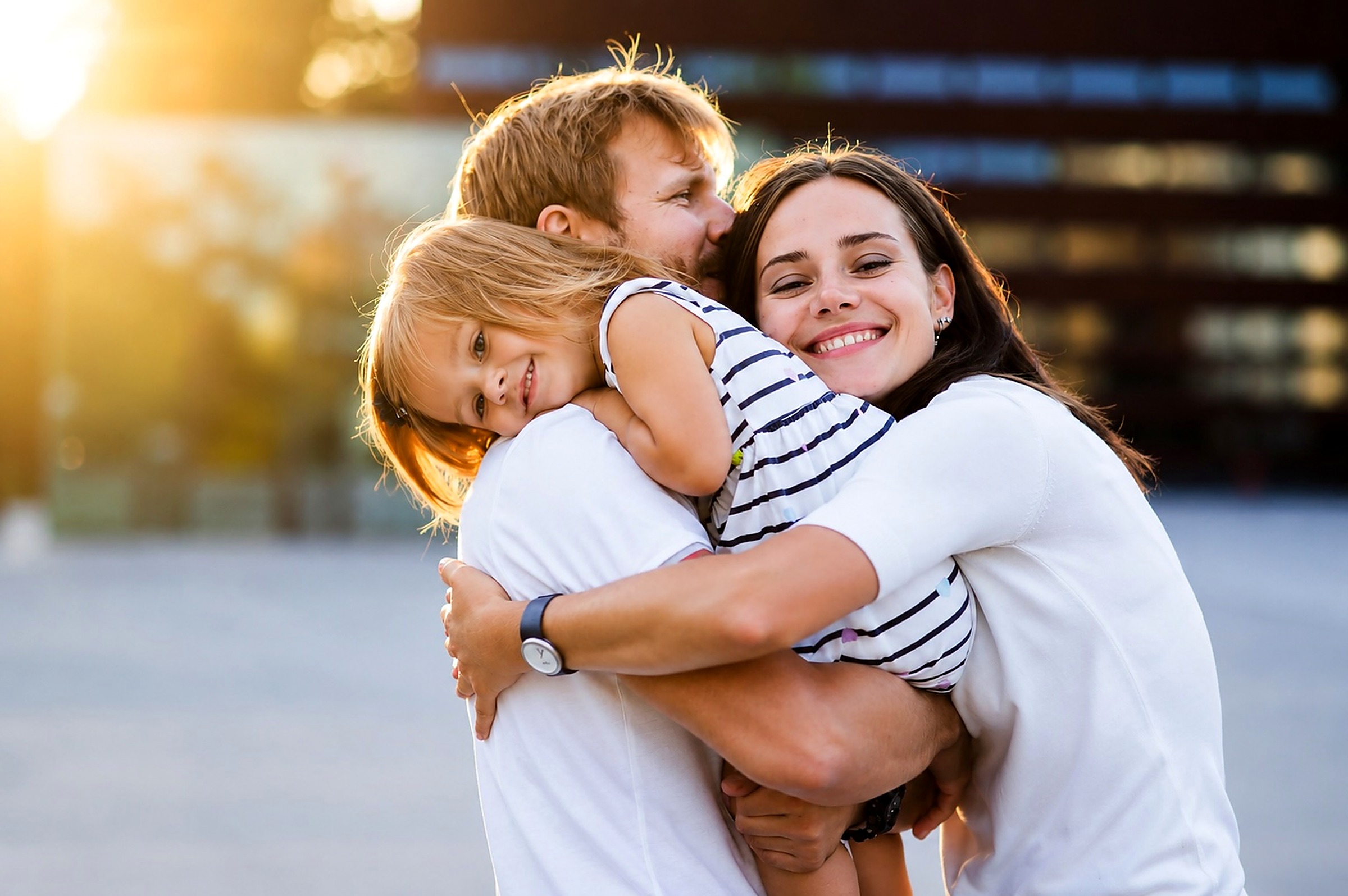 Un moment de tendresse entre une assistante maternelle et deux enfants